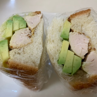 アボカドとささみのサンドイッチ